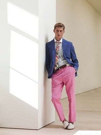 Когда не знаешь, в чем пойти на свидание вечером, синий пиджак и розовые брюки чинос — прекрасный вариант. Если ты не боишься смешивать разные стили, на ноги можно надеть белые туфли.