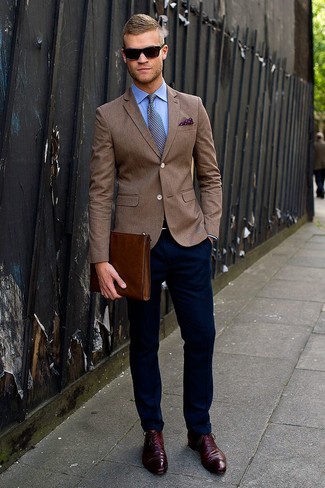 коричневый пиджак в сочетании с темно-синими брюками чинос — беспроигрышный вариант для создания образа в стиле элегантной повседневности. Выбирая обувь, сделай ставку на классику и надень темно-красные кожаные оксфорды.