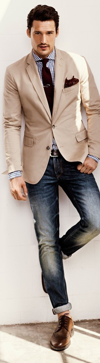 Сочетание бежевого пиджака и темно-синих джинсов поможет создать стильный и мужественный образ. Любители рискованных вариантов могут дополнить образ коричневой обувью.