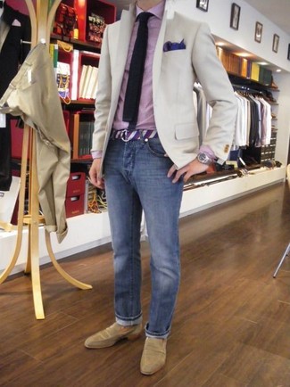 Бежевый пиджак и синие джинсы — беспроигрышный вариант для приверженцев дресс-кода business casual. Разнообразить образ и добавить в него немного классики помогут светло-коричневые замшевые туфли.