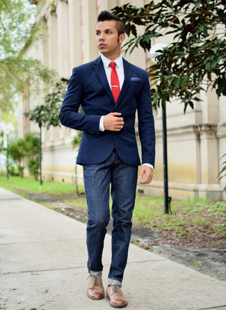Темно-синий пиджак и темно-синие джинсы — необходимые вещи в гардеробе мужчины с чувством стиля. Что касается обуви, можно отдать предпочтение классическому стилю и выбрать светло-коричневые кожаные туфли дерби.