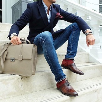 темно-синий пиджак в паре с синими зауженными джинсами — прекрасный вариант для создания образа в стиле элегантной повседневности. Что касается обуви, можно отдать предпочтение классике и выбрать коричневые кожаные оксфорды.