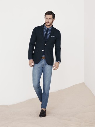 Черный пиджак и синие зауженные джинсы — must have вещи в стильном мужском гардеробе. Темно-коричневые замшевые туфли добавят образу изысканности.