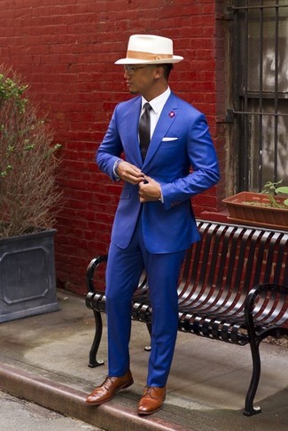 Синий пиджак и синие классические брюки — хороший вариант для выхода в свет. Чтобы образ не получился слишком отполированным, можно завершить его светло-коричневыми кожаными туфлями дерби.