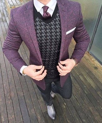 Сочетание пурпурного шерстяного пиджака и темно-серых шерстяных классических брюк — воплощение классического мужского стиля. Чтобы образ не получился слишком строгим, можно надеть серые кожаные ботинки.