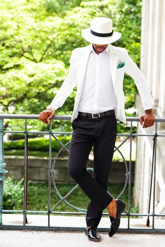 Белый пиджак и черные классические брюки — хороший пример элегантного мужского стиля. Если ты не боишься экспериментировать, на ноги можно надеть черные кожаные лоферы.