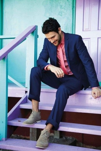 темно-синий пиджак в паре с темно-синими классическими брюками — воплощение классического мужского стиля. Создать модный контраст с остальными вещами из этого образа помогут темно-серые замшевые ботинки.