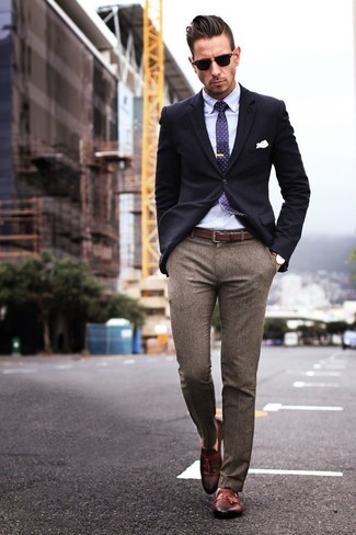 Темно-синий пиджак и коричневые шерстяные классические брюки помогут создать эффектный образ. Сделать образ изысканнее помогут коричневые кожаные туфли.