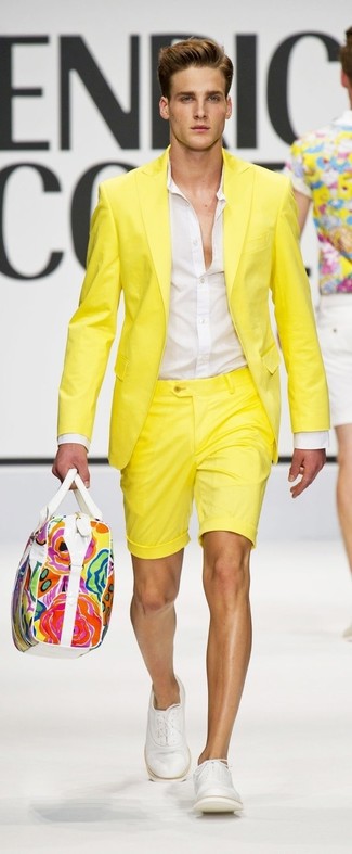 желтый пиджак в паре с желтыми шортами определенно будет обращать на тебя взоры прекрасного пола. Любители экспериментировать могут завершить образ белыми туфлями, тем самым добавив в него немного классики.
