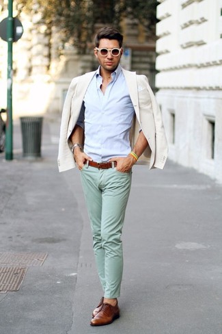Любителям стиля smart casual придется по душе сочетание бежевого пиджака и мятных брюк чинос. Очень выигрышно здесь будут смотреться коричневые туфли дерби.