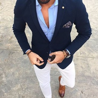 Сочетание темно-синего пиджака и белых брюк чинос поможет реализовать в твоем образе классический мужской стиль. Если ты не боишься сочетать в своих луках разные стили, на ноги можно надеть коричневые кожаные туфли.