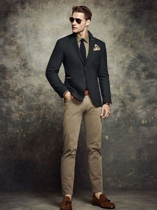 Черный шерстяной пиджак и светло-коричневые брюки чинос — необходимые вещи в арсенале стильного мужчины. И почему бы не добавить в этот образ элегантности с помощью темно-коричневых замшевых туфель?