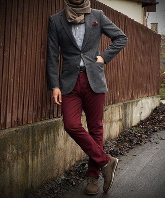 темно-серый шерстяной пиджак в паре с темно-красными брюками чинос поможет создать стильный и мужественный образ. Сделать образ изысканнее помогут коричневые замшевые туфли дерби.