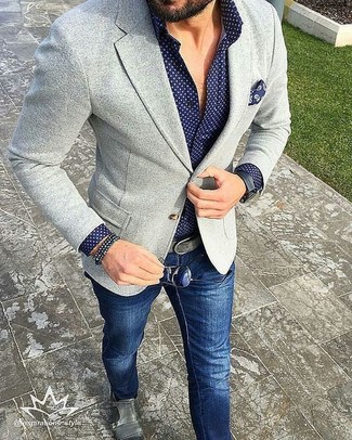 Когда не знаешь, в чем пойти на свидание вечером, серый вязаный пиджак и темно-синие джинсы — отличный вариант. Серые туфли добавят образу эффектности.