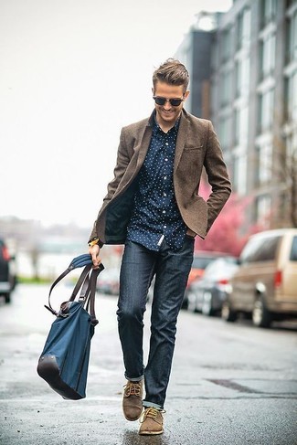 коричневый шерстяной пиджак в паре с темно-синими зауженными джинсами поможет создать стильный и мужественный образ. И почему бы не добавить в повседневный образ немного шика с помощью коричневых замшевых туфель дерби?