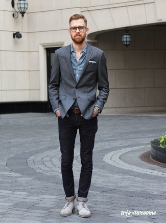Темно-серый пиджак и черные зауженные джинсы — must have вещи в стильном мужском гардеробе. Разнообразить образ и добавить в него немного классики помогут серые туфли дерби.