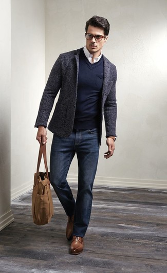 Сочетание темно-серого шерстяного пиджака и темно-синих джинсов позволит выглядеть презентабельно, но при этом выразить твою индивидуальность и стиль. Очень выигрышно здесь будут смотреться коричневые туфли.