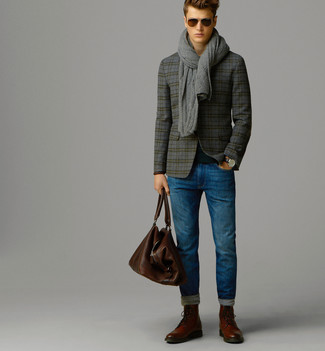 Серый шерстяной пиджак в шотландскую клетку и синие джинсы — хороший вариант делового повседневного образа. Что касается обуви, можно отдать предпочтение классическому стилю и выбрать коричневые ботинки броги.