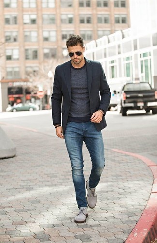 Черный пиджак и синие джинсы — необходимые вещи в классическом мужском гардеробе. Разнообразить образ и добавить в него немного классики помогут серые туфли.