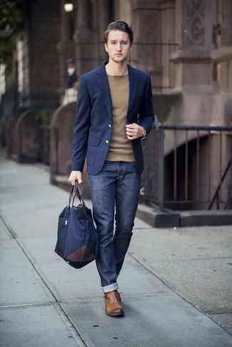 Приверженцам стиля business casual должно понравиться сочетание темно-синего пиджака и темно-синих джинсов. Что касается обуви, можно отдать предпочтение классическому стилю и выбрать коричневые кожаные ботинки челси.