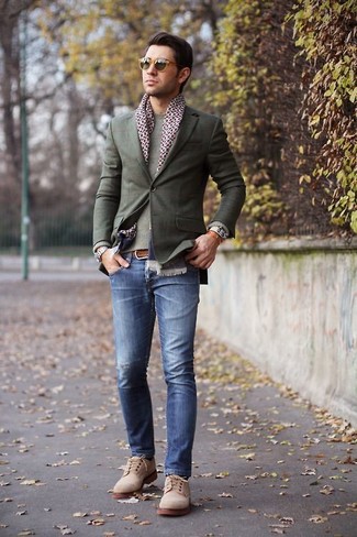 Серый пиджак и синие джинсы — необходимые вещи в арсенале стильного мужчины. Светло-коричневые замшевые туфли дерби добавят образу эффектности.
