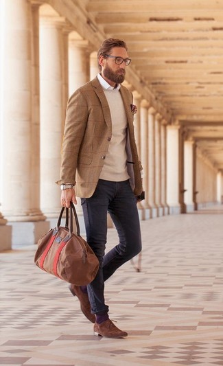 Сочетание коричневого шерстяного пиджака и темно-серых джинсов — воплощение вольного офисного стиля. Сделать образ изысканнее помогут коричневые замшевые туфли дерби.