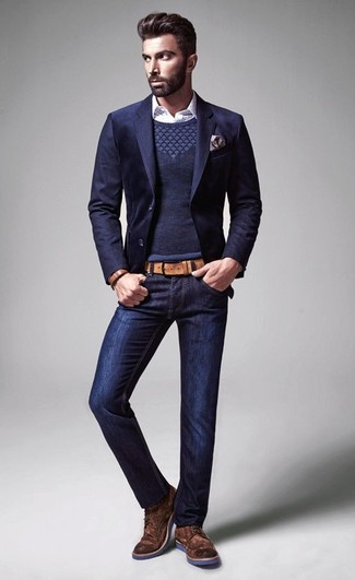 Комбо из темно-синего пиджака и темно-синих джинсов поможет создать стильный и мужественный образ. Выбирая обувь, сделай ставку на классику и надень коричневые ботинки броги.
