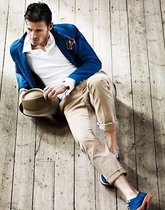 Сочетание синего пиджака и бежевых брюк чинос уместно и в офисе, и на мероприятиях с дресс-кодом business casual. Если ты не боишься сочетать в своих луках разные стили, на ноги можно надеть синие туфли дерби.