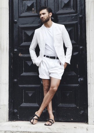 Белый пиджак отлично сочетается с белыми шортами. Черные сандалии помогут сделать образ менее официальным.