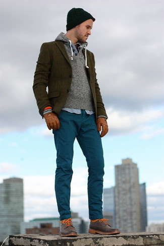 Сочетание оливкового пиджака в шотландскую клетку и темно-бирюзовых брюк чинос поможет реализовать в твоем образе классический мужской стиль. Коричневые дезерты идеально дополнят этот лук.