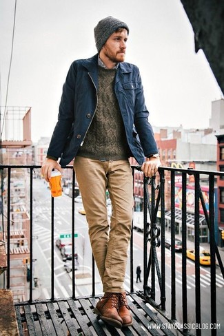 Сочетание темно-синей полевой куртки и светло-коричневых джинсов позволит создать ощущение "элегантной свободы". Сделать образ изысканнее помогут бежевые ботинки.