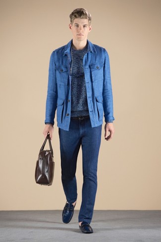 Синяя полевая куртка и темно-синие джинсы — must have вещи в стильном мужском гардеробе. Очень стильно здесь будут смотреться синие мокасины.