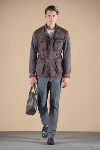 Темно-серая полевая куртка и темно-серые классические брюки — необходимые вещи в классическом мужском гардеробе. Любители рискованных вариантов могут дополнить образ синими мокасинами.