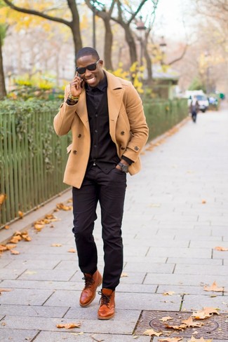 Светло-коричневое полупальто и черные джинсы — необходимые вещи в классическом мужском гардеробе. Что касается обуви, можно закончить образ коричневыми ботинками броги.