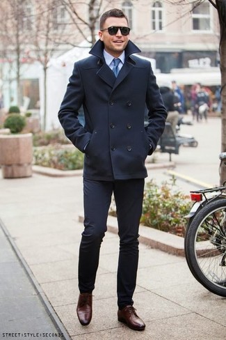 Темно-синее полупальто и темно-синие классические брюки — хороший пример элегантного мужского стиля. Что касается обуви, неплохо дополнят образ темно-коричневые туфли.