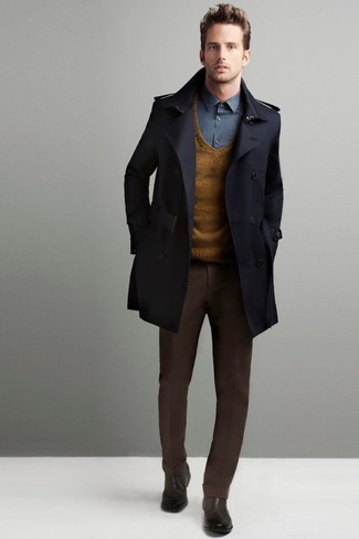 Темно-серое полупальто и коричневые классические брюки — хороший пример элегантного мужского стиля. Что касается обуви, можно отдать предпочтение удобству и выбрать коричневые кожаные ботинки челси.