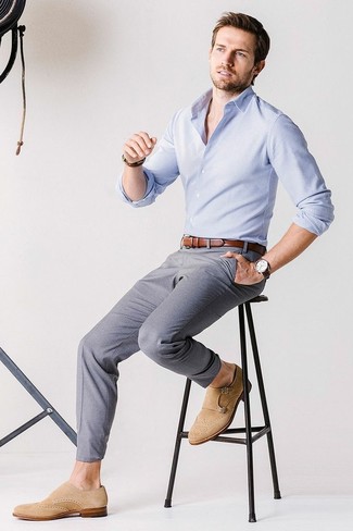 Голубая рубашка с длинным рукавом и серые брюки чинос — необходимые вещи в арсенале стильного мужчины. Очень стильно здесь будут смотреться светло-коричневые замшевые туфли.