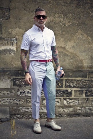 Белая рубашка с коротким рукавом и серые классические брюки помогут создать эффектный образ. Что касается обуви, можно отдать предпочтение классическому стилю и выбрать белые туфли.