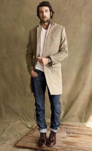 Светло-коричневое длинное пальто и темно-синие джинсы — великолепный вариант для приверженцев дресс-кода business casual. Очень стильно здесь будут смотреться темно-коричневые рабочие ботинки.