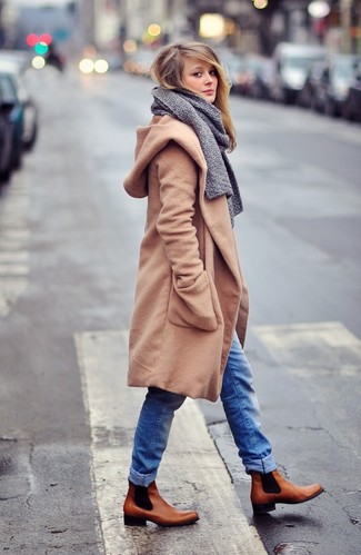 Светло-коричневое пальто и синие джинсы украсят твой гардероб. Чтобы образ не получился слишком строгим, можно надеть светло-коричневые ботинки.