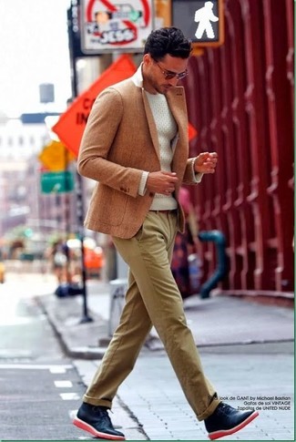 светло-коричневый пиджак в сочетании с светло-коричневыми брюками чинос станет отличным офисным луком. Очень гармонично здесь будут смотреться синие кожаные ботинки.