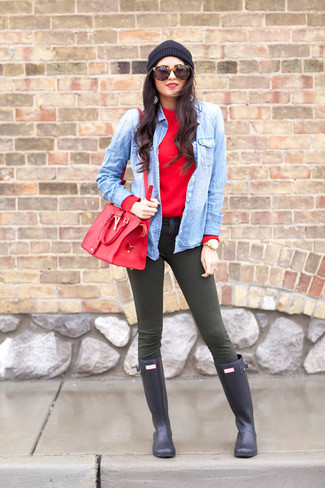 Красный свитер с круглым вырезом будет смотреться стильно с оливковыми джинсами скинни. Чтобы добавить в образ немного непринужденности, на ноги можно надеть синие ботинки.