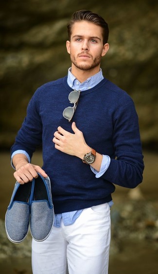 Темно-синий свитер с круглым вырезом и белые джинсы — необходимые вещи в гардеробе любителей стиля casual. Любители рискованных вариантов могут дополнить образ серыми кедами.