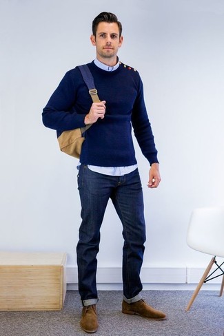 Если ты ценишь удобство и практичность, тебе понравится сочетание темно-синего свитера с круглым вырезом и темно-синих джинсов. Коричневые дезерты станут великолепным дополнением к твоему образу.