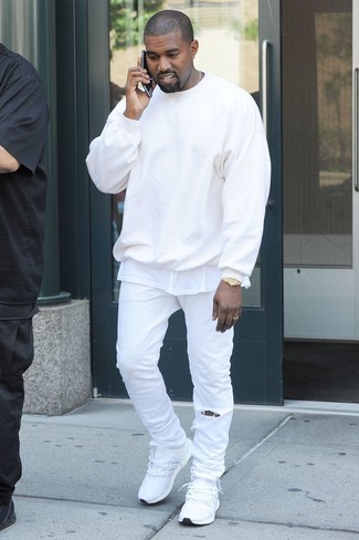 Белый свитер с круглым вырезом и белые джинсы — необходимые вещи в гардеробе любителей стиля casual. Этот образ идеально дополнят белые кроссовки.