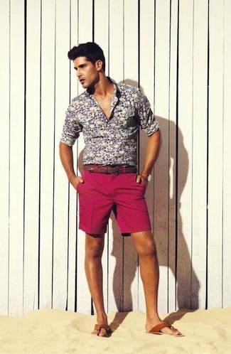 Комбо из серой рубашки с длинным рукавом с цветочным принтом и ярко-розовых шорт поможет подчеркнуть твой индивидуальный стиль. Создать модный контраст с остальными вещами из этого образа помогут коричневые сандалии.