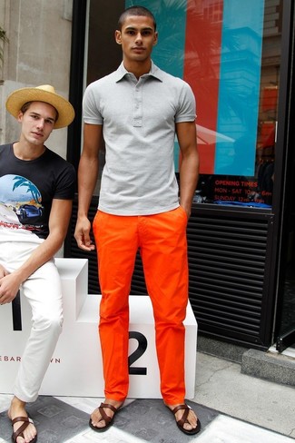 Серая футболка-поло и оранжевые брюки чинос гармонично впишутся в ансамбль в непринужденном стиле. Чтобы образ не получился слишком отполированным, можно завершить его коричневыми сандалиями.