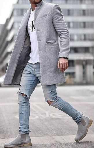серое длинное пальто в сочетании с голубыми рваными зауженными джинсами станет отличным офисным луком. Разнообразить образ и добавить в него немного классики помогут темно-серые ботинки челси.