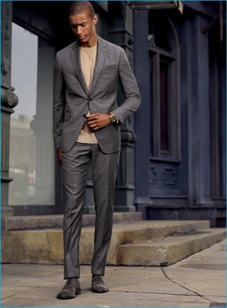 серый костюм в шотландскую клетку в сочетании с светло-коричневым свитером с круглым вырезом — воплощение классического мужского стиля. Что касается обуви, можно отдать предпочтение удобству и выбрать серые туфли дерби.