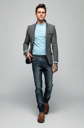 Когда не знаешь, в чем пойти на свидание вечером, серый шерстяной пиджак и темно-синие джинсы — прекрасный вариант. Разнообразить образ и добавить в него немного классики помогут коричневые кожаные ботинки челси.